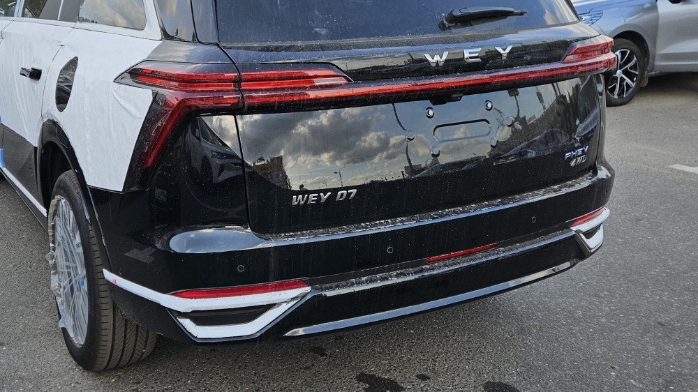 Кроссовер Вей 07 у дилера на стоянке за шильдиками