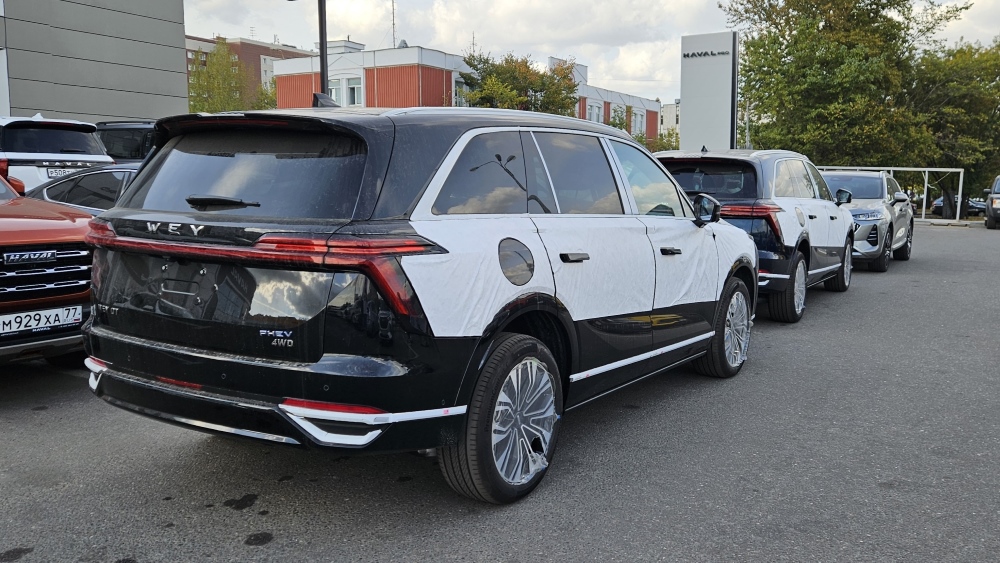 Кроссовер Вей 07 у дилера на стоянке с задней стороны