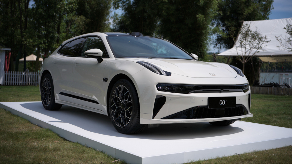 zeekr 001 2025 модельный год боковая передняя часть бежевый