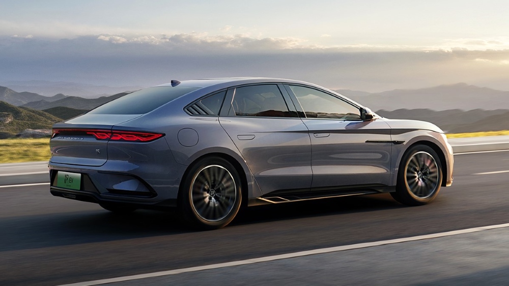 Электрический седан BYD Han EV 2025 года, вид сбоку сзади