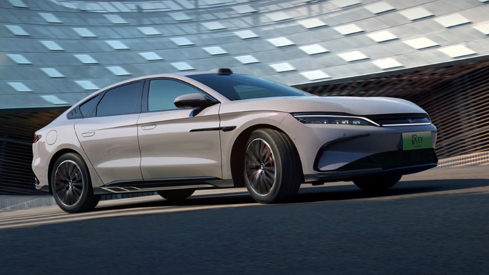 Электрический седан BYD Han EV 2025 года, вид сбоку спереди