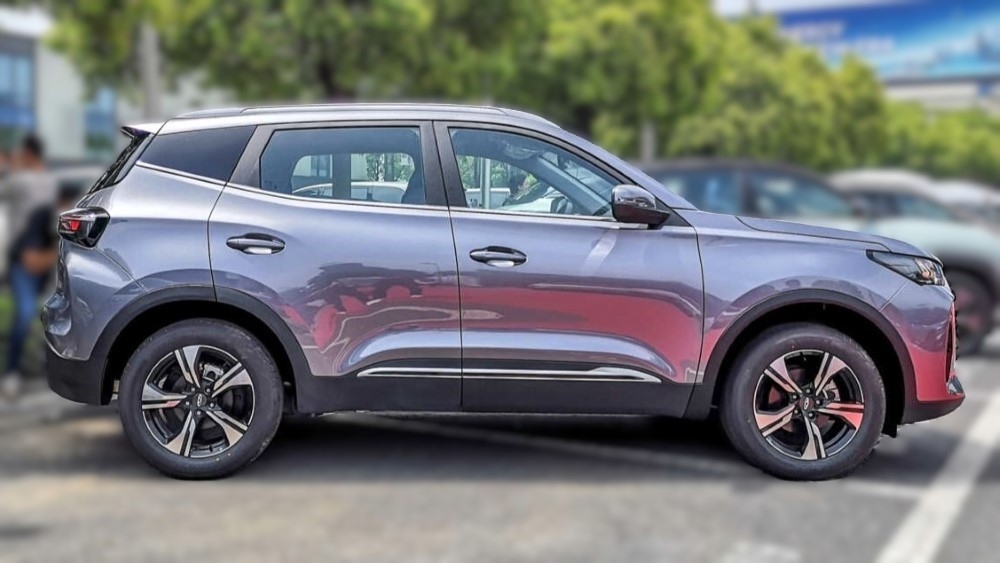 Chery Tiggo 4 Pro новый кроссовер вид сбоку в Китае