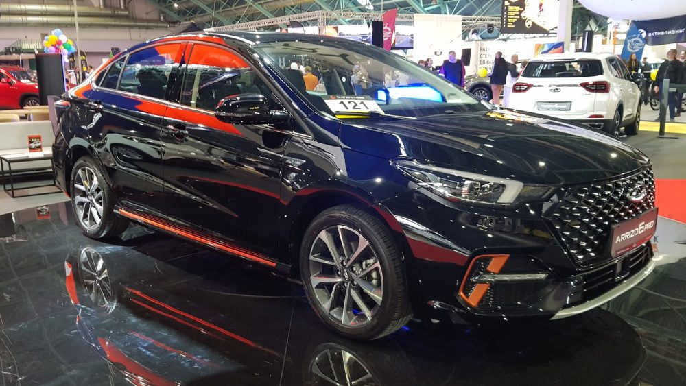 Седан Chery Arrizo 6 Pro вид сбоку спереди автосалон Беларусь
