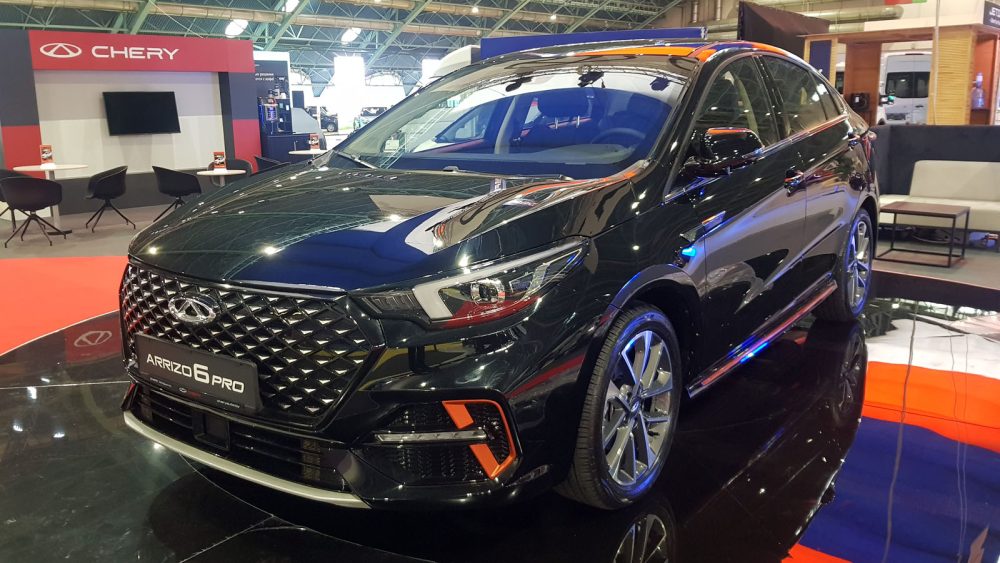 Седан Chery Arrizo 6 Pro вид сбоку спереди автосалон Беларусь