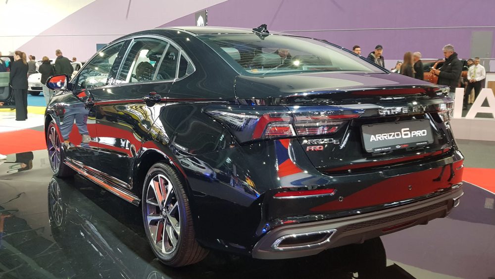 Chery Arrizo 6 Pro седан вид сзади сбоку автосалон Беларусь