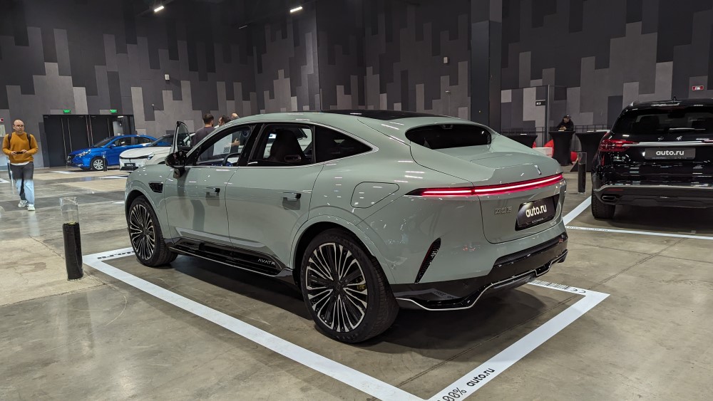 Электрический кроссовер Avatr 11, вид сбоку сзади