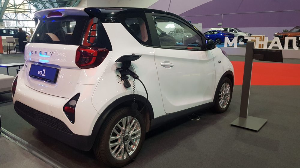 Электрический городской автомобиль Chery eQ1, автосалон 2024, Беларусь, вид сбоку сзади