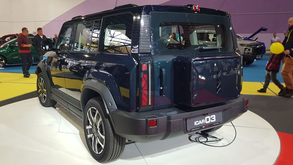 Электрический внедорожник Chery iCar 03 вид сбоку сзади Беларусь Автосалон 2024