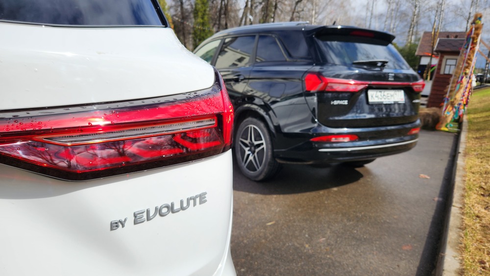 Гибридный кроссовер Evolute i-Space сзади с логотипами и значками