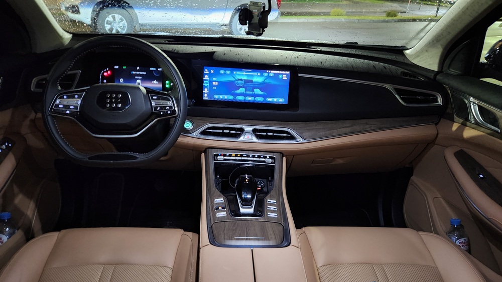 Гибридный кроссовер Evolute i-Space салон первого ряда вечерняя подсветка