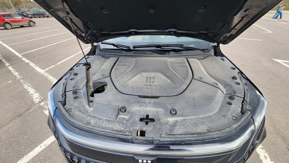 Гибридный кроссовер Evolute i-Space с капотным мотором