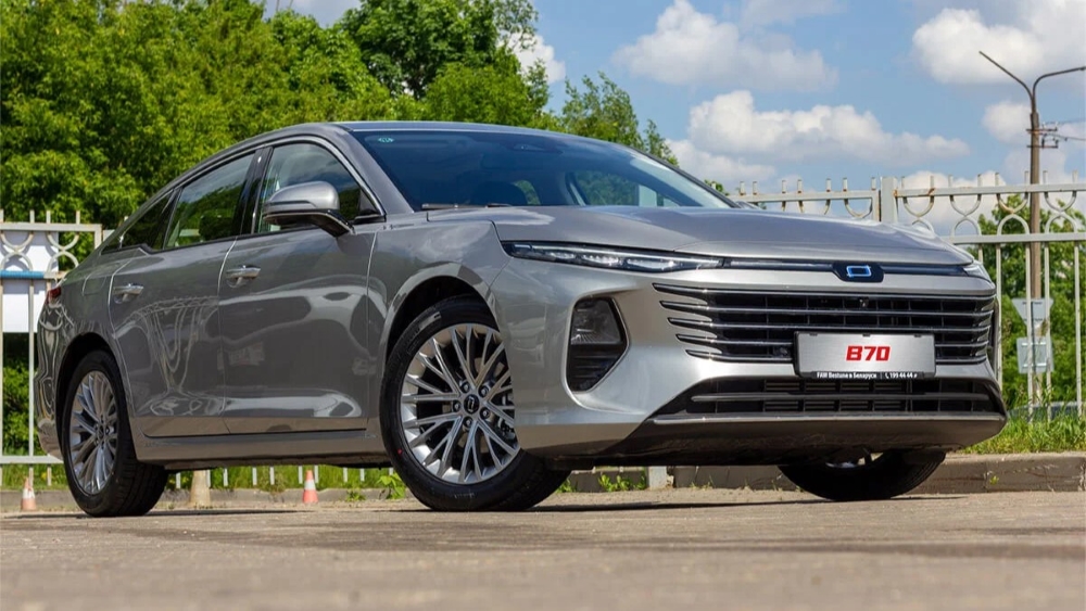 новый обновленный лифтбек Bestune B70 вид сбоку спереди в Беларуси