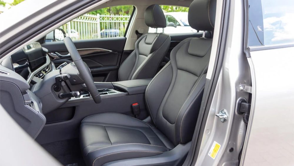 новый обновленный интерьер Bestune B70 салон первого ряда сидений