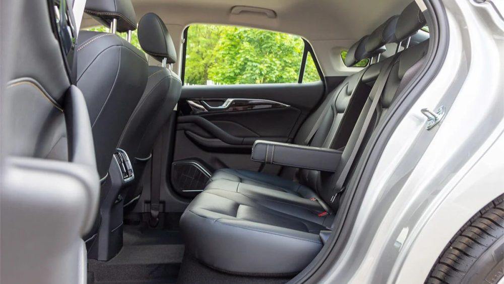 новый обновленный салон Bestune B70 салон второго ряда сидений