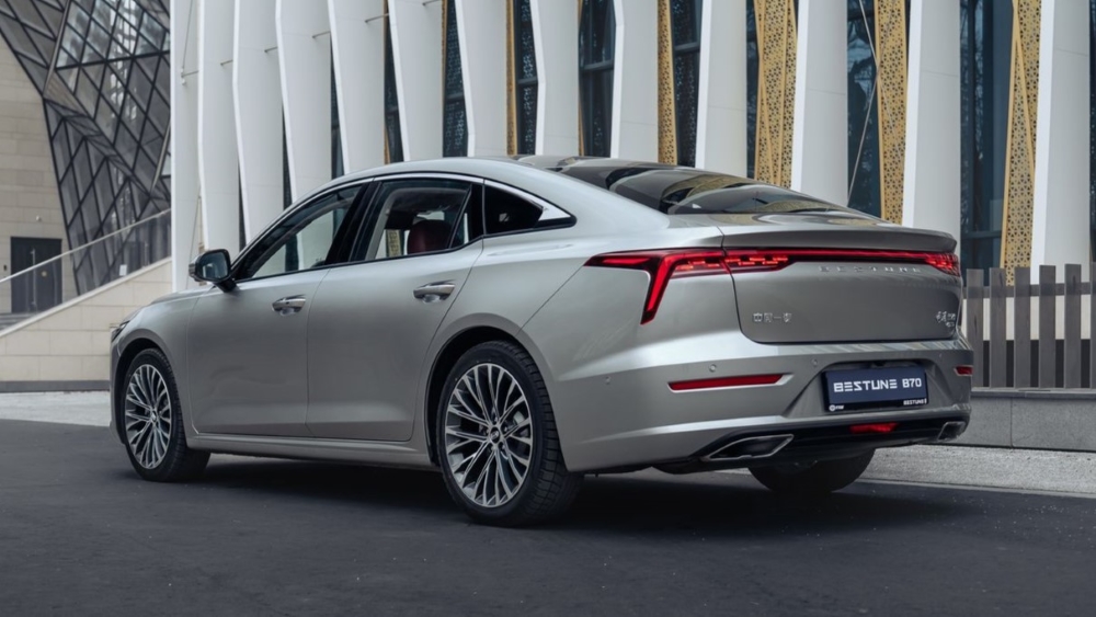 Логотипы-иероглифы на задней стороне FAW Bestune B70