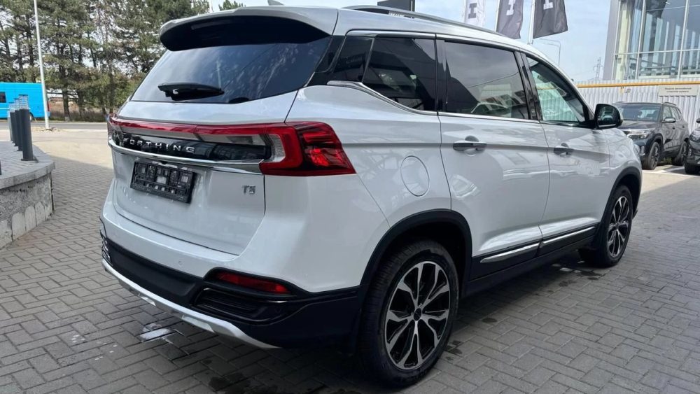 Forting T5 кроссовер вид сбоку сзади белый