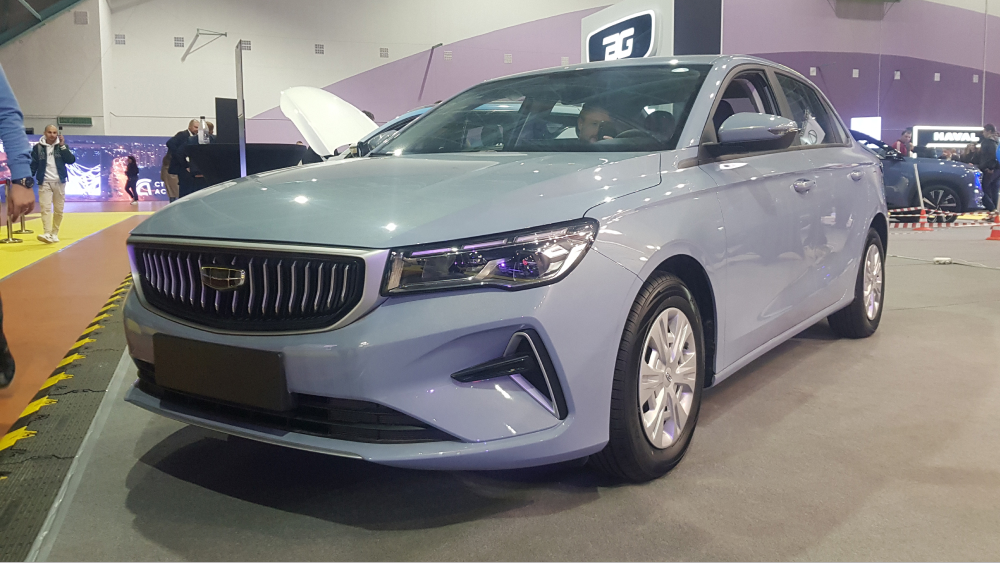 Geely Emgrand боковая передняя серая, автосалон 2024