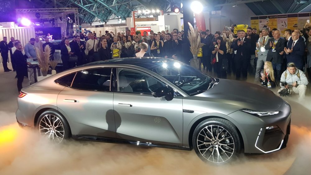 на автосалоне 2024 презентация нового Geely Galaxy E8 сбоку