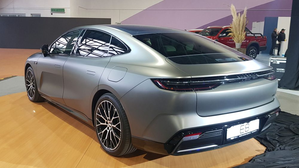 автосалон 2024 новый Geely Galaxy E8 вид сбоку сзади