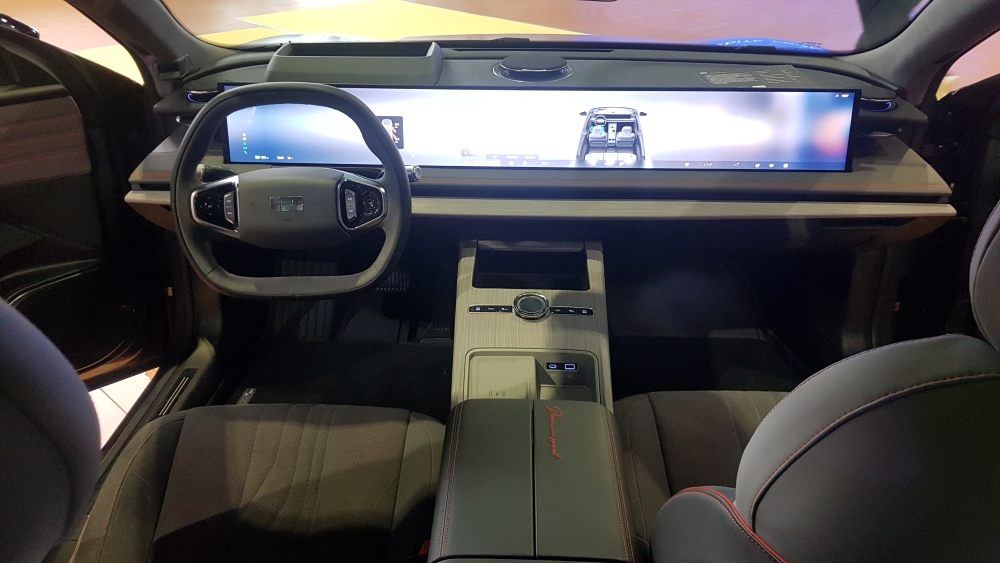 Интерьер салона Geely Galaxy E8