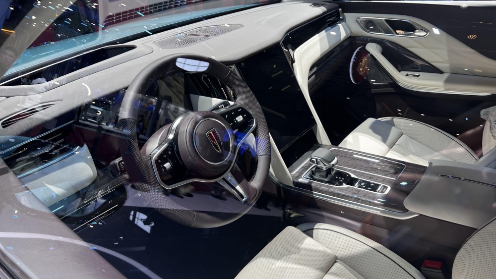 Интерьер салона Hongqi HS7