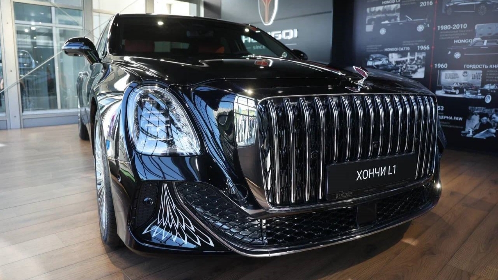 Седан Hongqi L1 VEF 2024 вид сбоку спереди