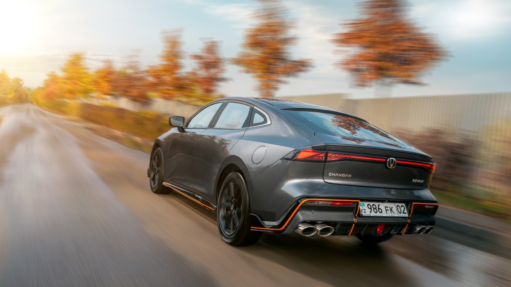 Changan Uni-V Sport в Казахстане вид сзади сзади в динамике