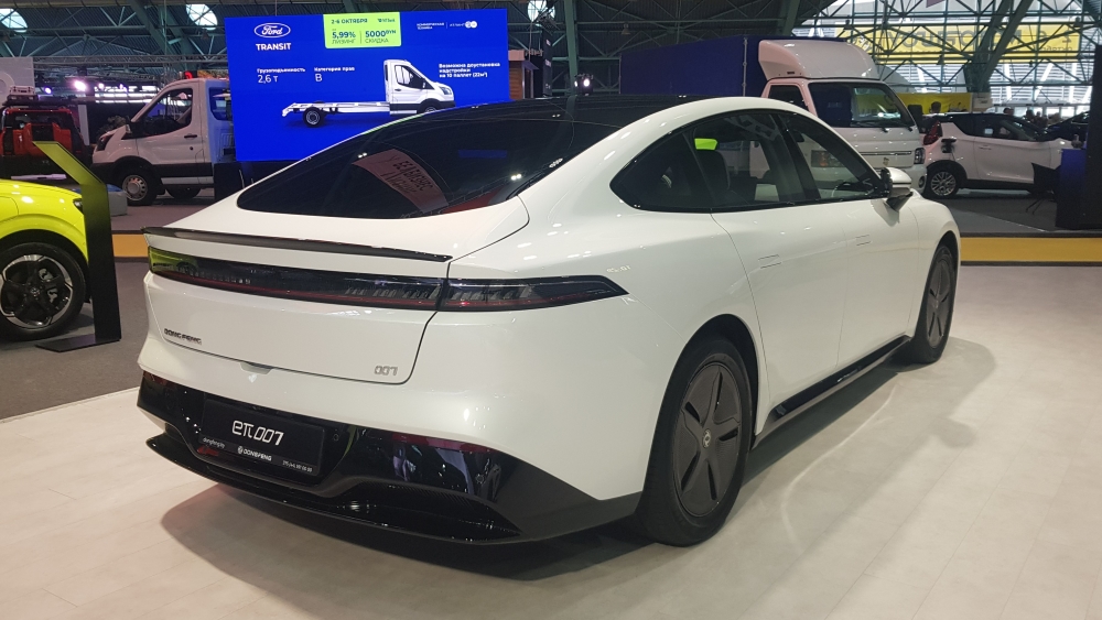 автосалон 2024 eπ007 от Dongfeng, вид сзади сзади