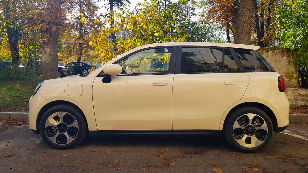 Electric city car JAC E30X in Belarus side test