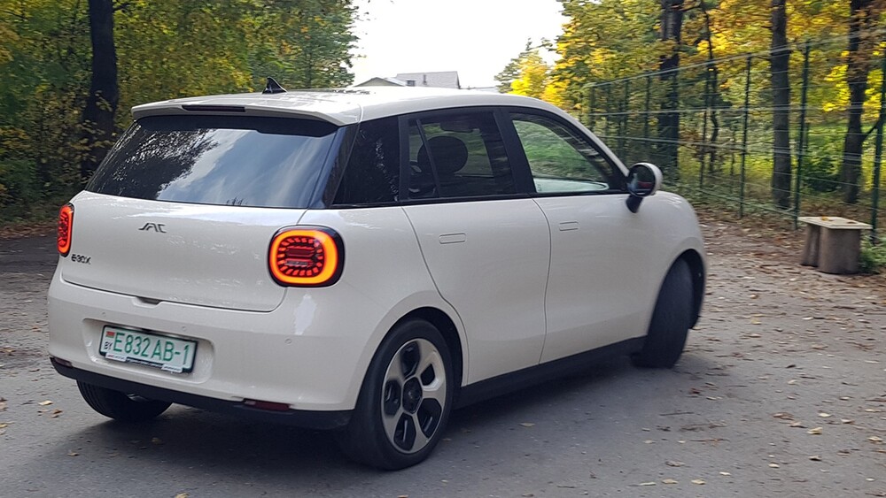 Electric city car JAC E30X in Belarus, side rear test in dynamics