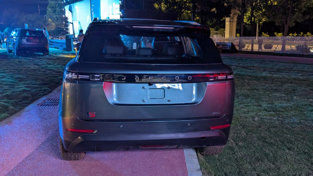 jaecoo j5 кроссовер сбоку сзади новый серый Китай