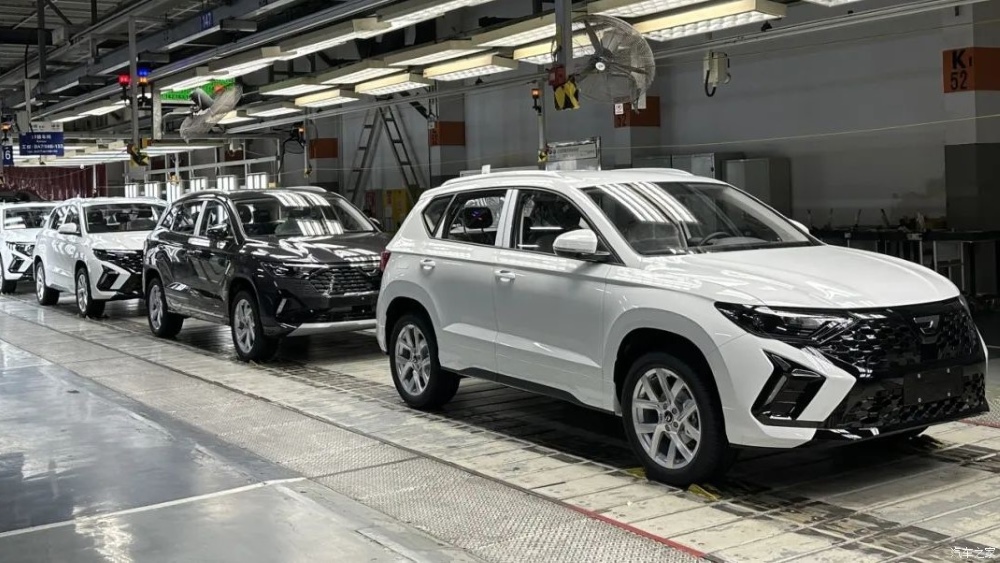 Обновленные кроссоверы Jetta VS5 VS7 сбоку спереди на конвейере завода