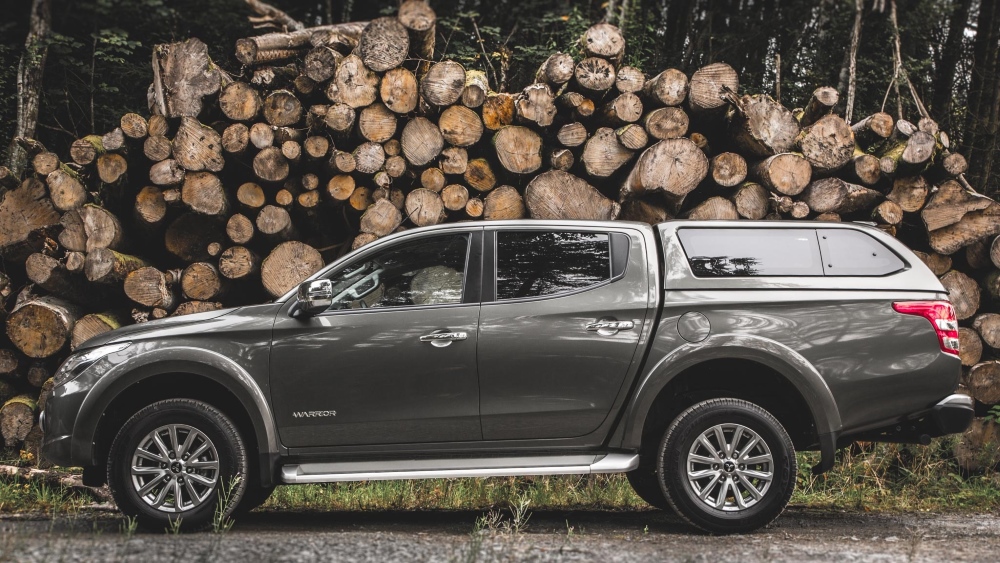 Пикап Mitsubishi L200 с жесткой крышей, вид сбоку