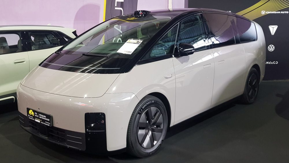 Ли Мега на выставке «Моторшоу 2024» вид спереди минивэна в Беларуси