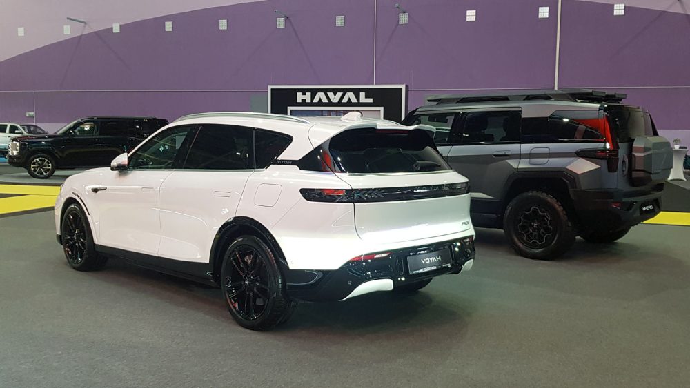 Электрический кроссовер Voyah Free сбоку на автосалоне 2024 в Беларуси