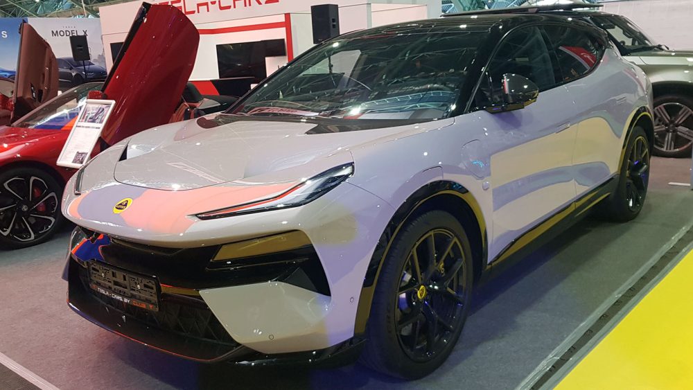 Электрический кроссовер Lotus Eletre на выставке «Моторшоу 2024» с лицевой стороны в Беларуси