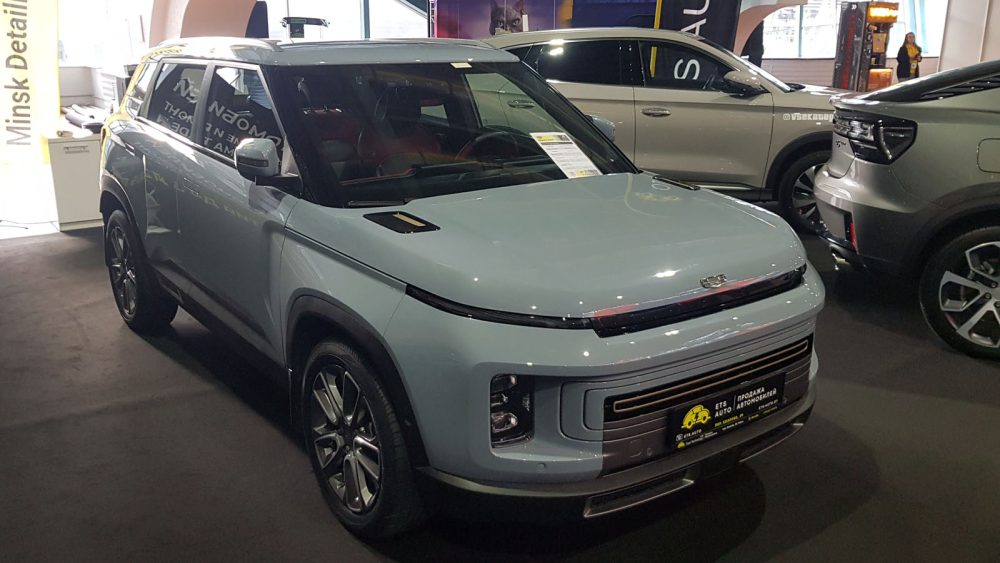 Кроссовер Geely Icon на выставке «Моторшоу 2024» в Беларуси, вид спереди