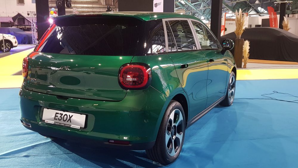 Электрический городской автомобиль JAC E30X на выставке «Моторшоу 2024» в Беларуси с задней стороны