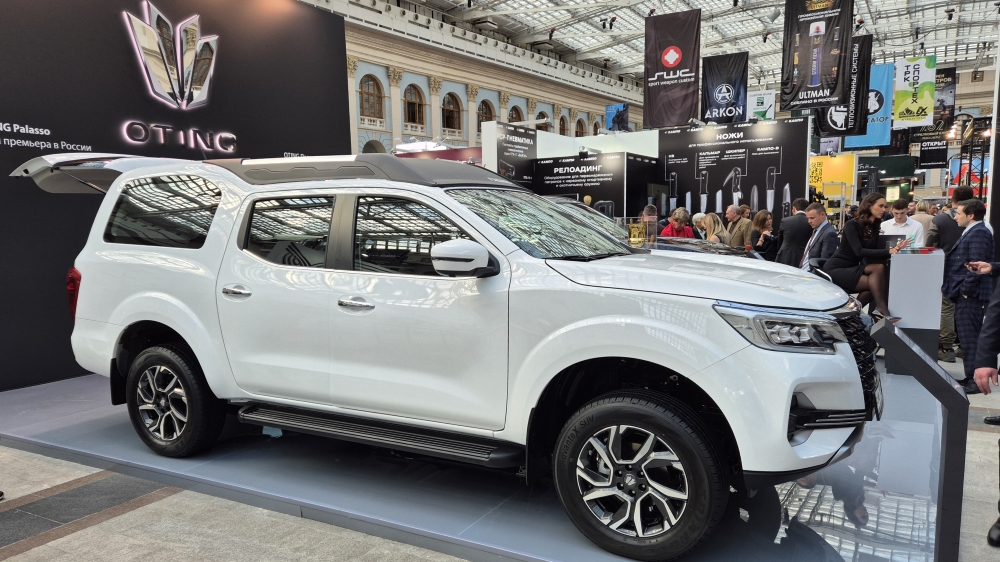 Пикап с жесткой крышей Oting Palasso, презентация вид сбоку