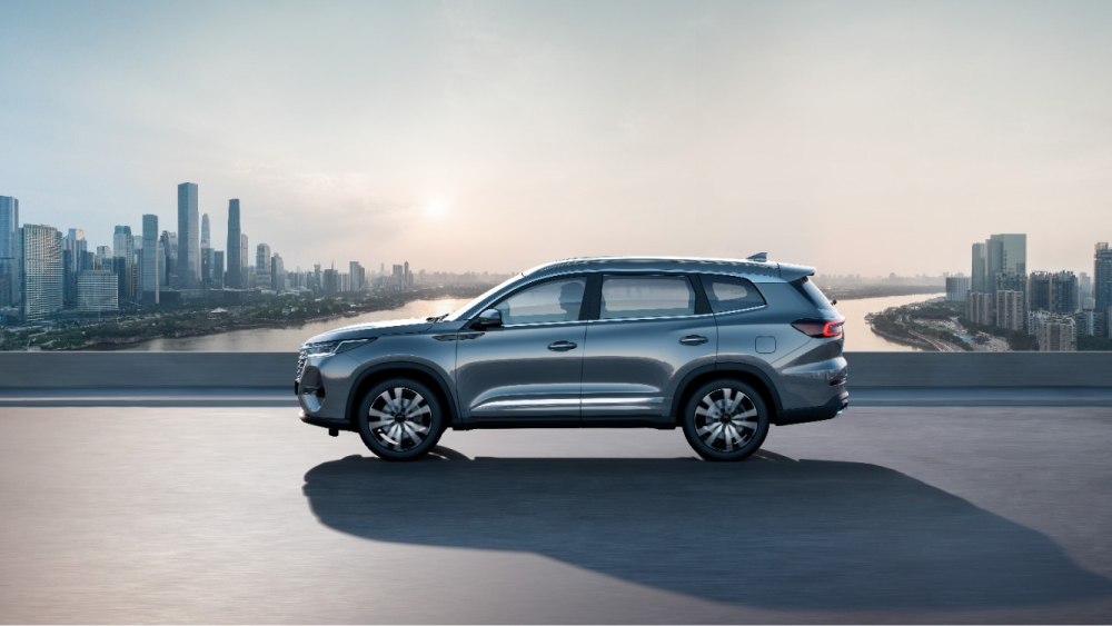 Представлен кроссовер xcite x-cross 8, запущенный в России серебристый вид сбоку