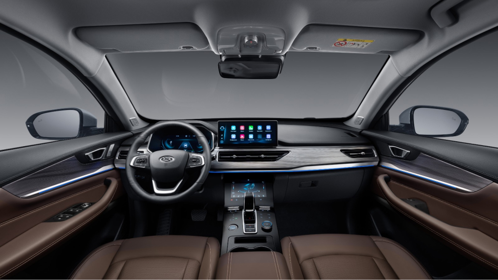 Представлен кроссовер xcite x-cross 8, запущенный в России салон коричневый черный три экрана