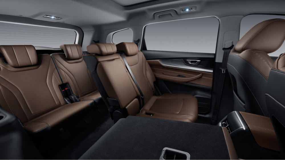 Представлен кроссовер xcite x-cross 8, запущенный в России коричневый черный салон семь мест три ряда