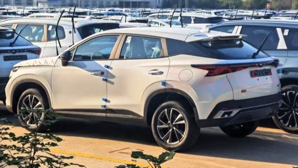 обновленный кроссовер Omoda C5 сбоку и сзади в Китае