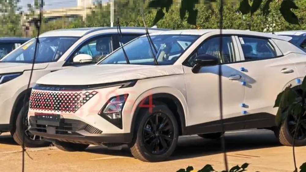 обновленный кроссовер Omoda C5 сбоку вперед в Китае