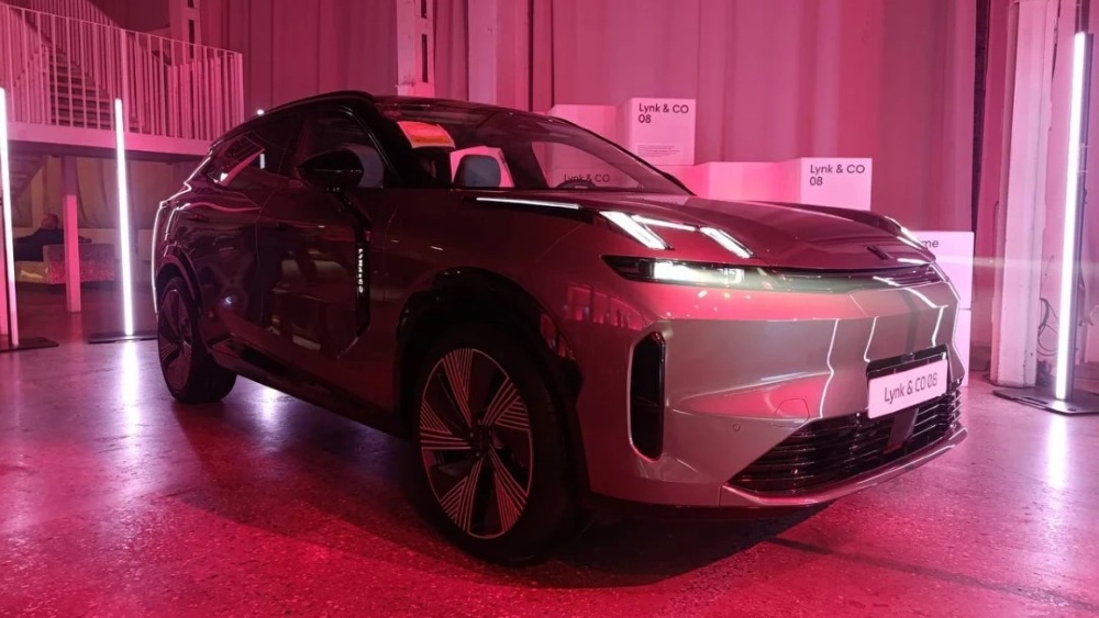 Кроссовер Lynk & Co 08 в России презентация сбоку и спереди