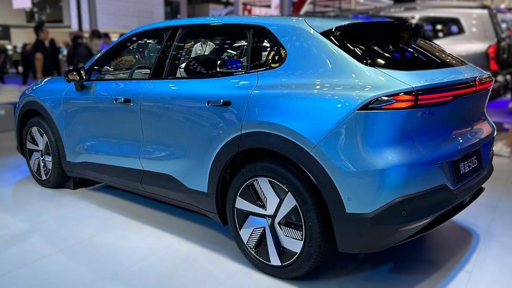 Кроссовер Changan Deepal S05 вид сзади сбоку в Чэнду 2024 года