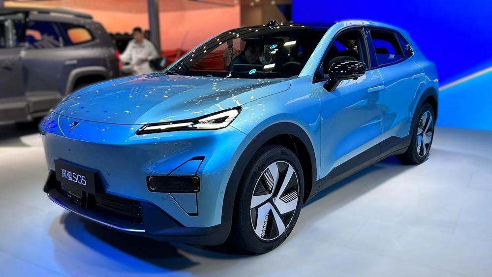 Передняя часть кроссовера Changan Deepal S05 в Чэнду 2024 года