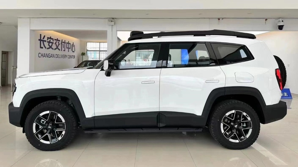 Гибридный кроссовер Changan Deepal G318, вид сбоку в Китае
