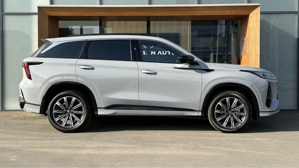 Changan CS75 Plus нового третьего поколения, передняя сторона серого цвета