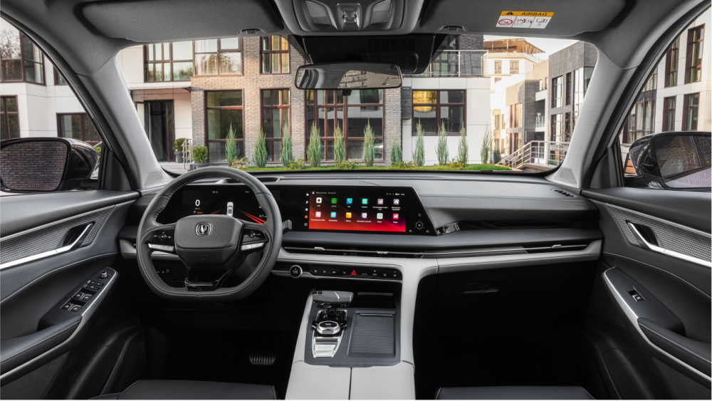 салон кроссовера Changan CS75 Plus серый черный
